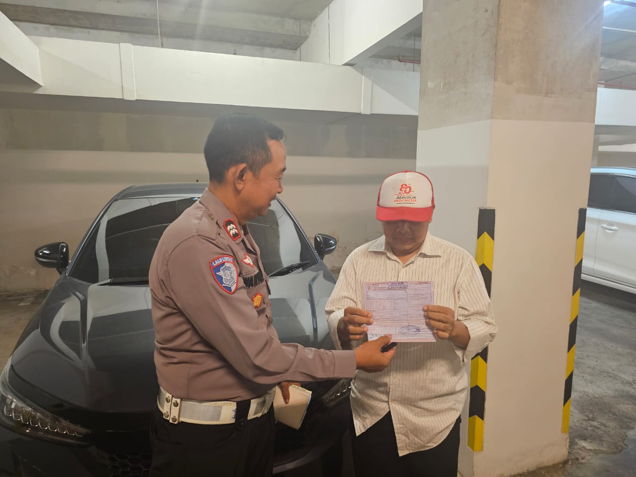 Sat PJR Polda Metro Jaya melakukan penilangan terhadap pelaku lawan arah di Exit Tol Dalam Kota (Sat PJR Ditlantas Polda Metro Jaya) - Image