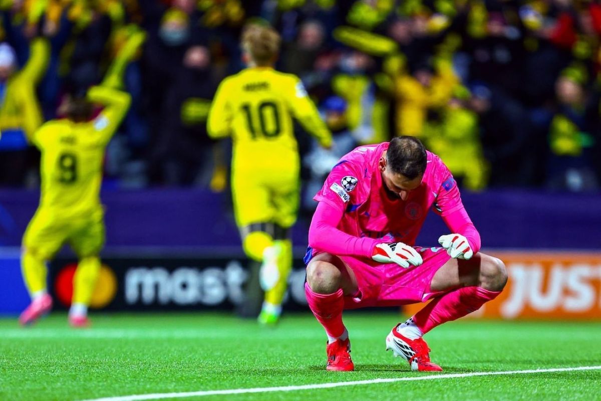 Kiper Manchester City Gianluigi Donnarumma bereaksi setelah pemain Bodo/Glimt Kasper Hogh mencetak gol kedua di Liga Champions.(Reuters/Fredrik Varfjell) - Image