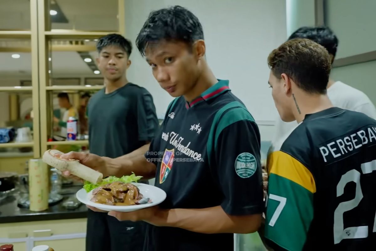 Skuad Persebaya Surabaya jalin chemistry dengan barbekuan ala Bernardo Tavares. (Dok. Persebaya Surabaya) - Image