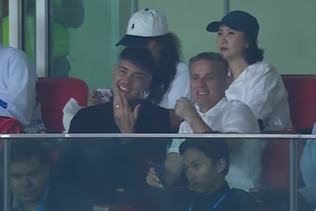 John Herdman nonton duel Persija vs Madura United FC di Stadion Utama GBK bareng Shayne Pattynama. (Istimewa) - Image