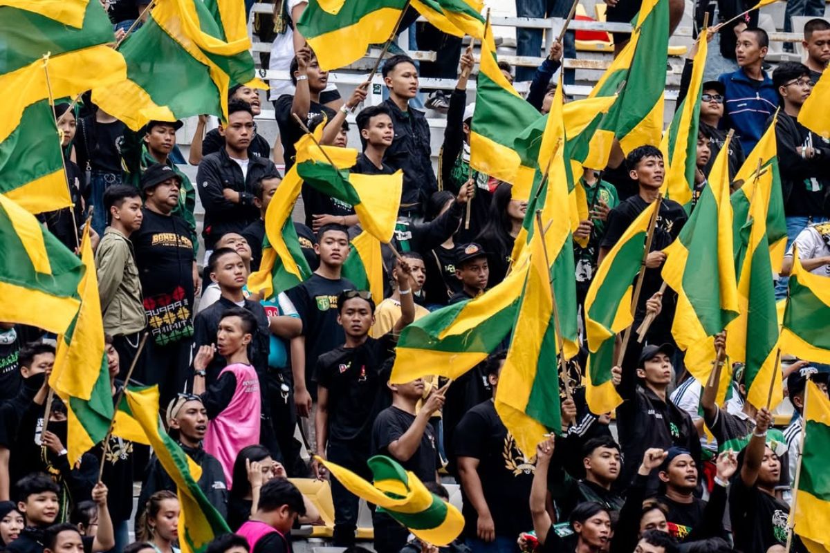 Bonek memberi semangat kepada Persebaya Surabaya. (Istimewa) - Image