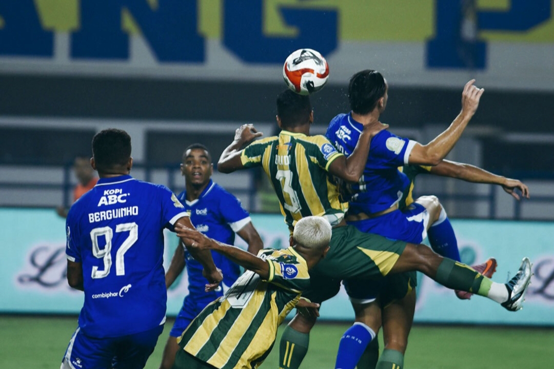 Persib Bandung menjalani duel ketat dengan PSBS Biak. (Istimewa) - Image