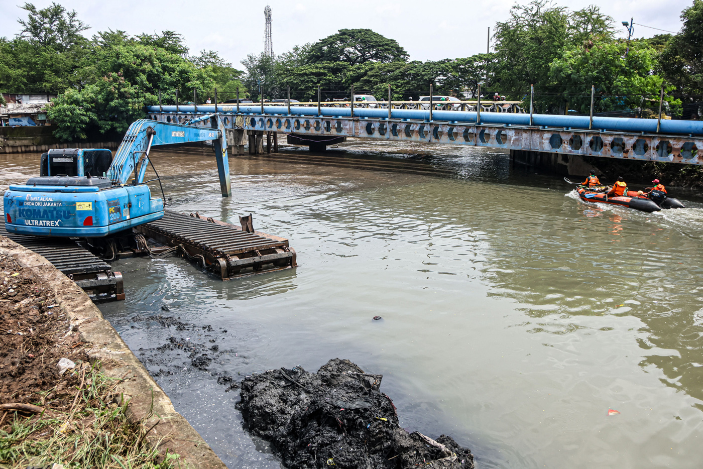 Ekskavator milik Dinas Sumber Saya Air (SDA) DKI Jakarta mengeruk sediemen kali Sepak di Jakarta, Se