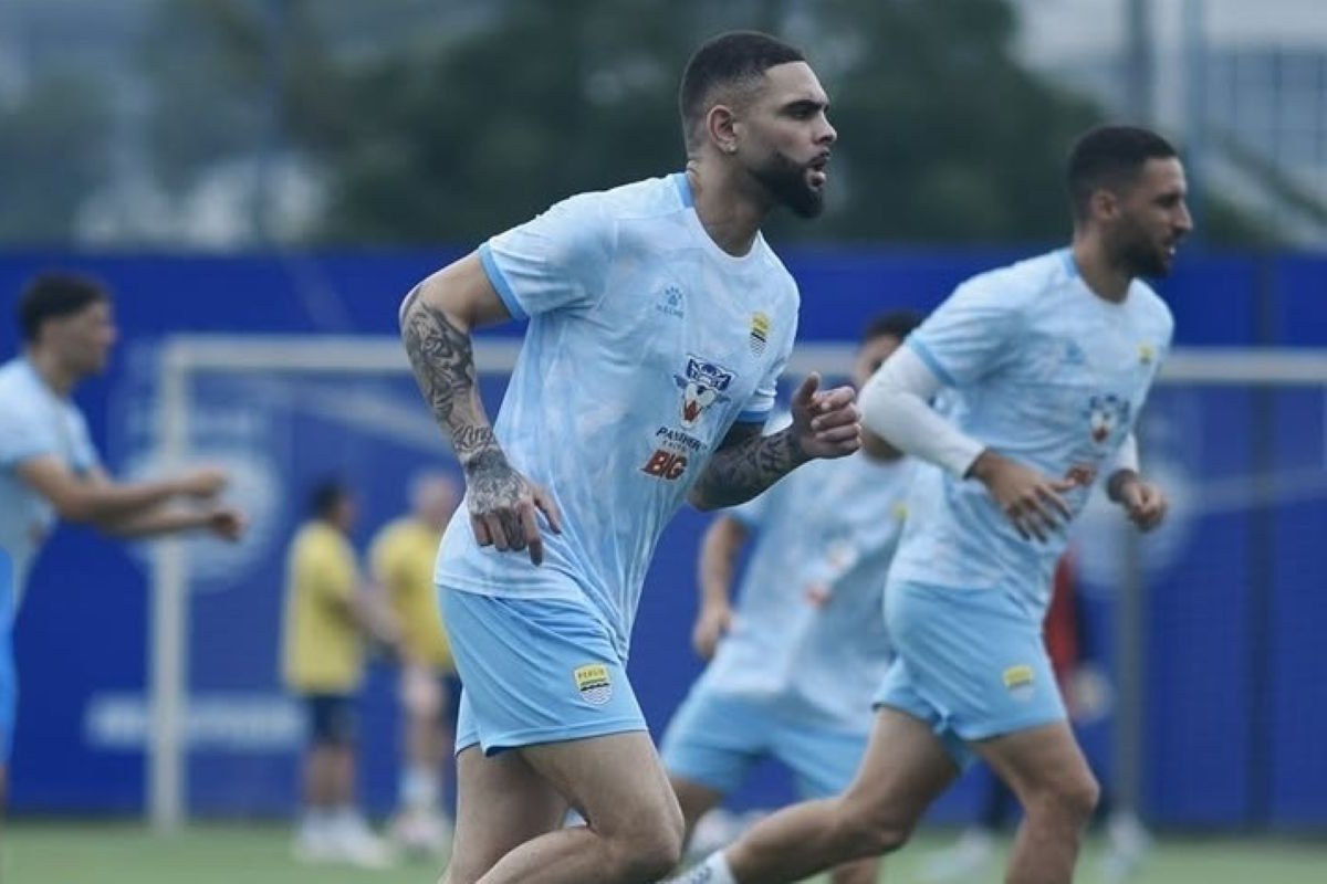 Layvin Kurzawa tidak akan mendapat perlakuan spesial di Persib meski pernah bermain untuk PSG. (IG Persib) - Image