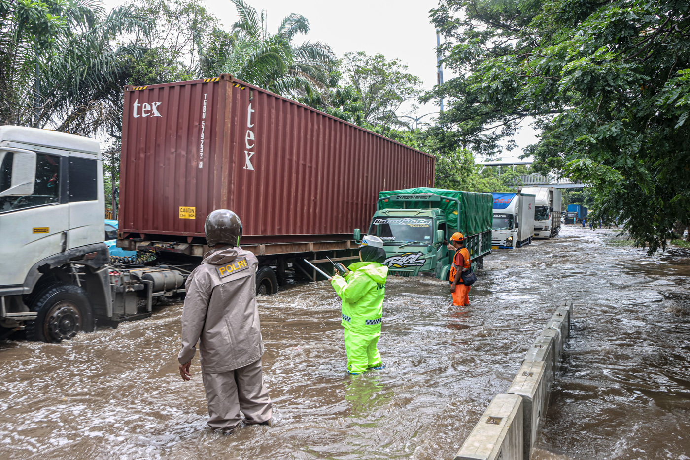Sejumlah kendaraan menerobos banjir di jalan Daan Mogot, Jakarta, Kamis (29/01/2026). (Hanung Hambar