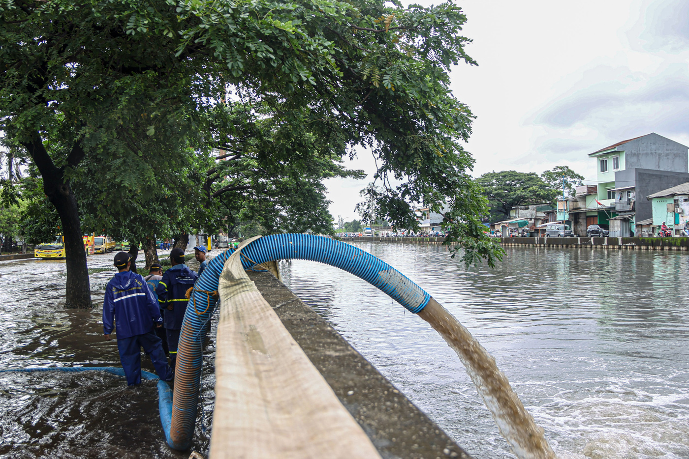 Sejumlah kendaraan menerobos banjir di jalan Daan Mogot, Jakarta, Kamis (29/01/2026). (Hanung Hambar