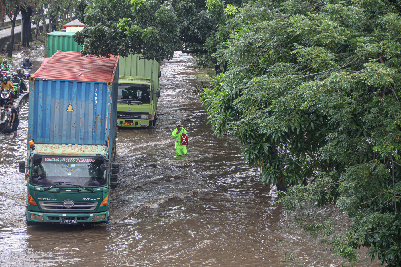 Sejumlah kendaraan menerobos banjir di jalan Daan Mogot, Jakarta, Kamis (29/01/2026). (Hanung Hambar