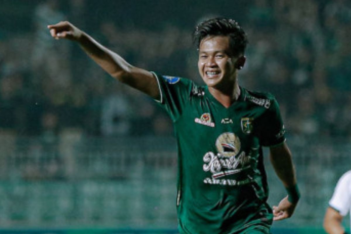 Denny Agus saat masih membela Persebaya Surabaya dan cetak gol ke gawang Dewa United. (Persebaya) - Image
