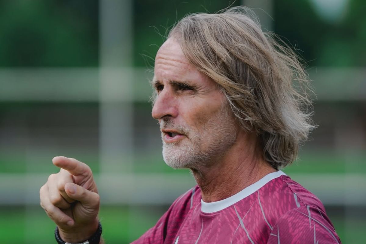 Jan Olde optimis Dewa United bisa berbicara banyak di kandang Persebaya Surabaya. (Dewa United) - Image