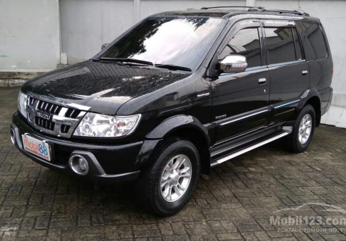 Isuzu Panther Touring terlihat gagah dan mewah pada masanya. (Mobil 123)