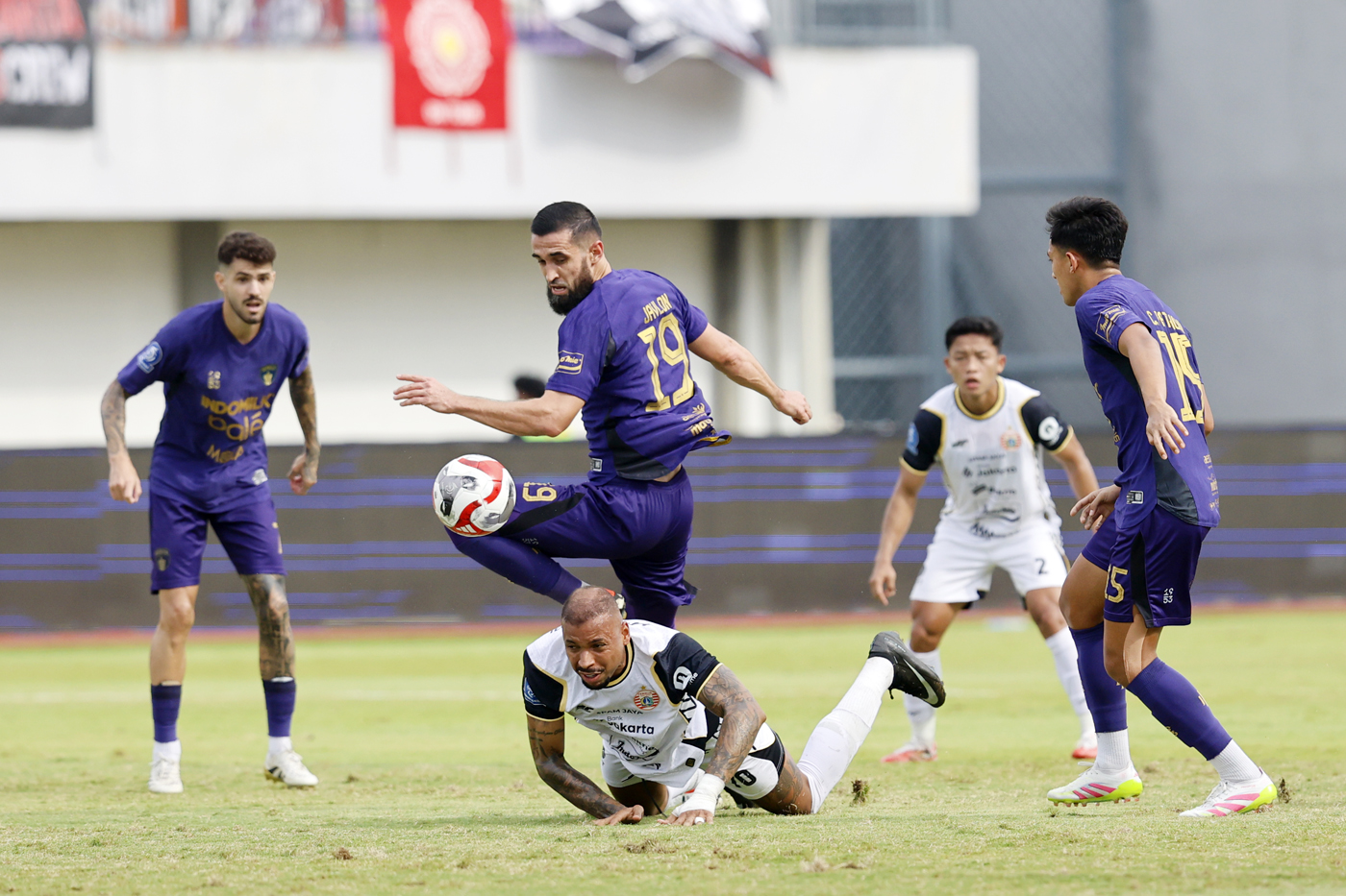 Pemain Persija Jakarta Gustavo berebut bola dengan pemain Persita Tangerang Javlon pada pertandingan Super League di Stadion Sport Center Tangerang, Banten, Jumat (30/1/2026). (Dery Ridwansah/ JawaPos.com) - Image