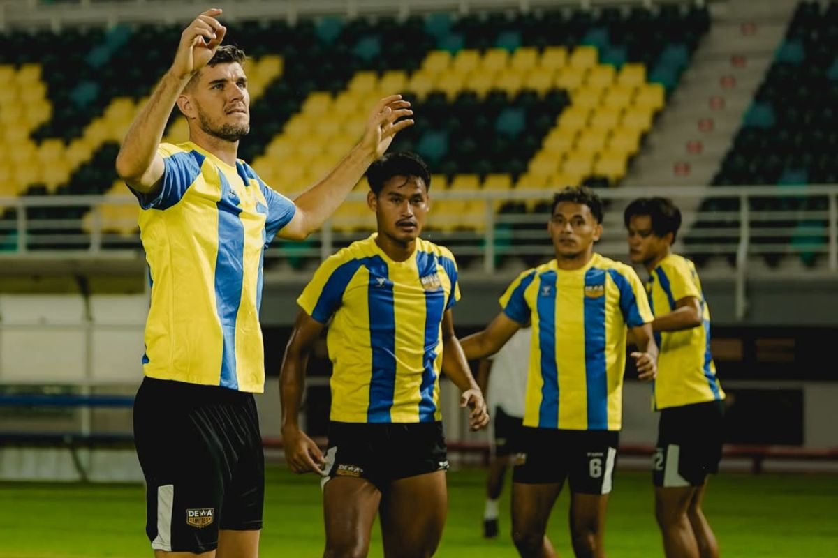 Dewa United tim bertabur bintang yang siap tantang tuan rumah Persebaya Surabaya. (Dewa United) - Image