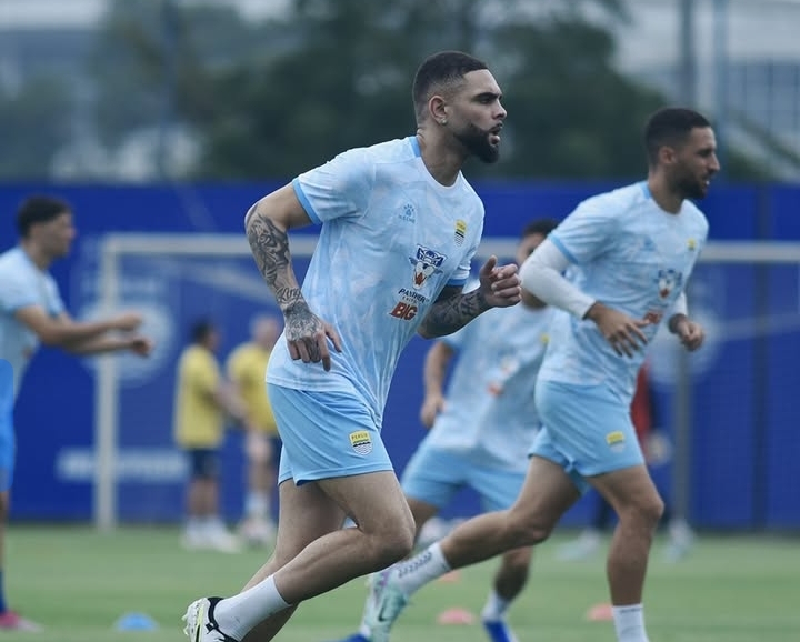  ‎Bandung Rasa Paris! Layvin Kurzawa Langsung Nyaman di Persib: Seperti Rumah Sendiri - Image