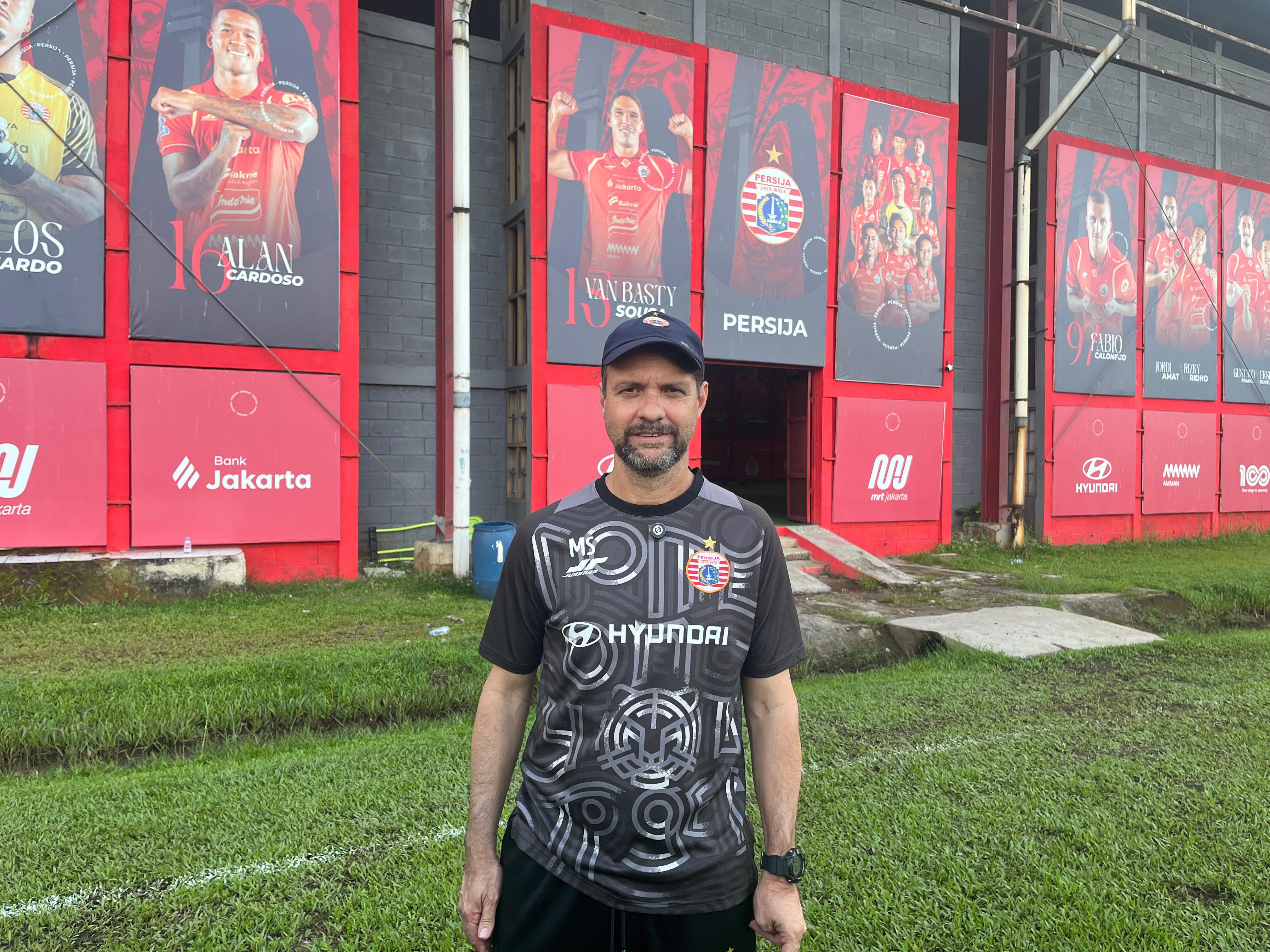 Pelatih Persija Jakarta, Mauricio Souza menanggapi rumor dan ketertarikan Macan Kemayoran terhadap penyerang Mauro Zijlstra. (Dimas Ramadhan/JawaPos.com) - Image