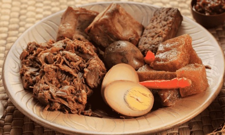 Pedas, medok, dan kenyal! Ini 5 tempat gudek koyor paling sedap di Jakarta yang wajib kamu coba - Image