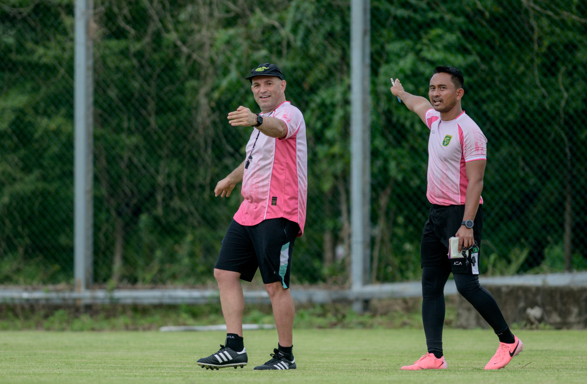 Bernando Tavares saat memimpin latihan Persebaya Surabaya. (Istimewa) - Image