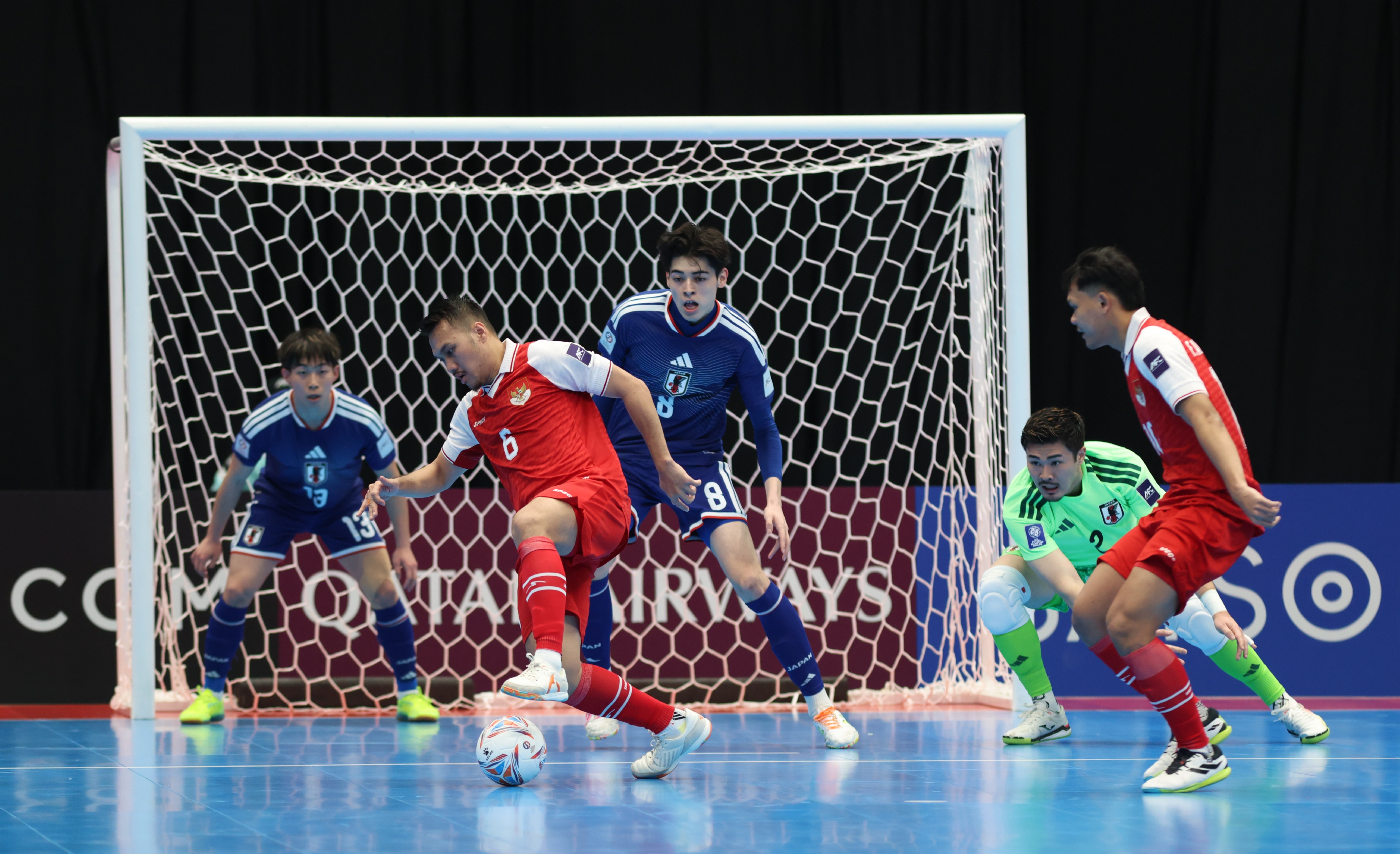 Proses terjadinya gol Samuel Eko ke gawang Jepang pada semifinal AFC Futsal Asian Cup 2026 di Indonesia Arena, Senayan, Jakarta, Kamis (5/2/2026). (Dery Ridwansah/ JawaPos.com) - Image