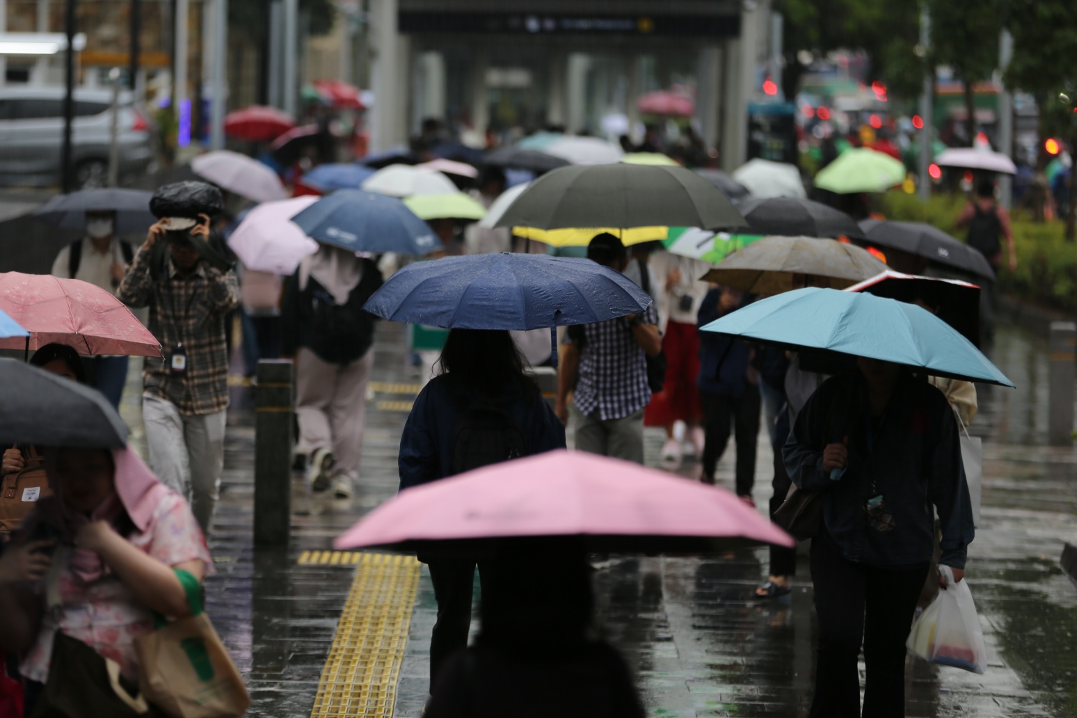 Pekerja memakai payung saat hujan mengguyur kawasan Senayan, Jakarta, Rabu (4/2/2026). (Dery Ridwansah/ JawaPos.com) - Image