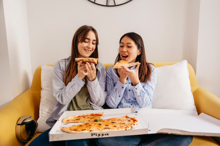 seseorang yang tidak suka memakan pinggiran pizza./Freepik/freepik - Image
