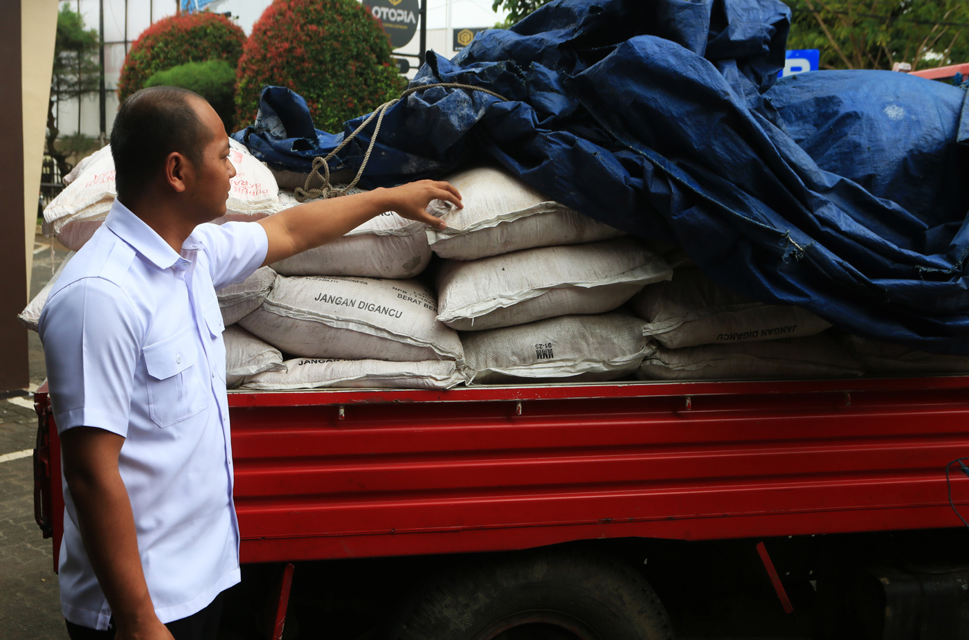 Petugas kepolisian memasukkan barang bukti berupa pupuk subsidi ke dalam truk seusai rilis pengungka