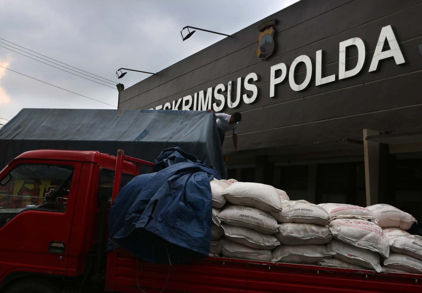 Petugas kepolisian memasukkan barang bukti berupa pupuk subsidi ke dalam truk seusai rilis pengungka