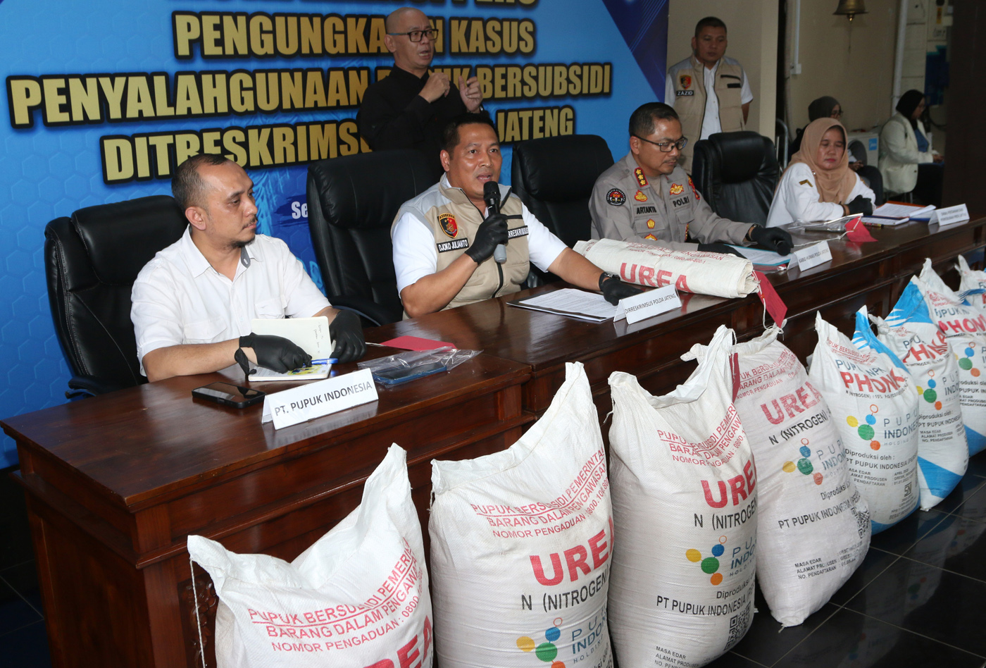 Petugas kepolisian memasukkan barang bukti berupa pupuk subsidi ke dalam truk seusai rilis pengungka