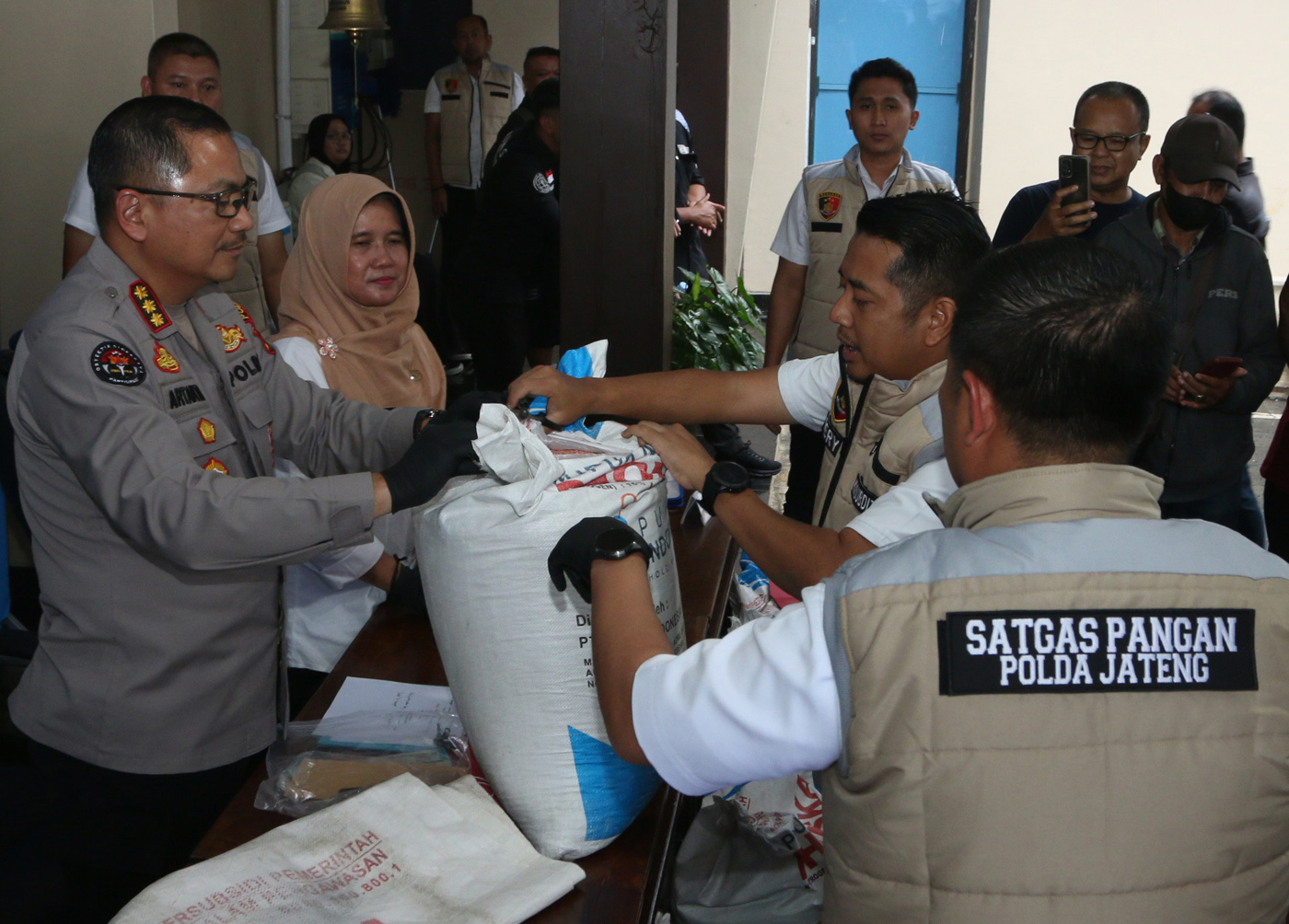 Petugas kepolisian memasukkan barang bukti berupa pupuk subsidi ke dalam truk seusai rilis pengungka