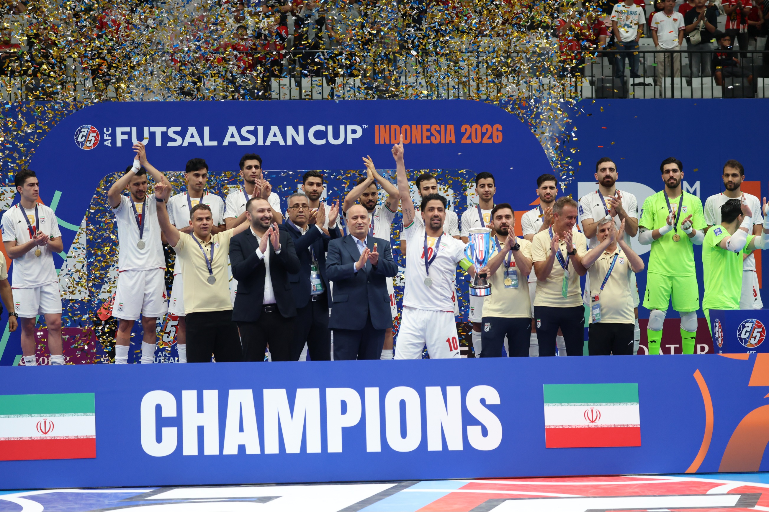 Para pemain Iran merayakan kemenangan usai kalahkan Indonesia di final AFC Futsal Asian Cup 2026 di Indonesia Arena, Senayan, Jakarta, Sabtu (7/2/2026). (Dery Ridwansah/ JawaPos.com