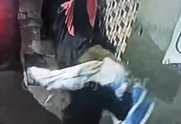 Viral Diduga Gendong Mayat, Pria di Tambora Ternyata Cuma Bawa Biawak - Image