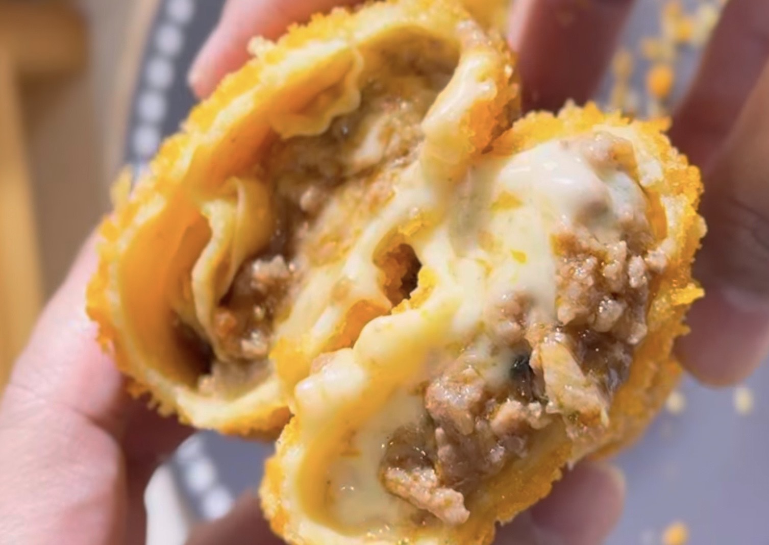 Potret risol bolognese homemade dengan isian daging gurih dan kulit yang lembut. (Sumber: instagram.com/@azkhiacesara) - Image