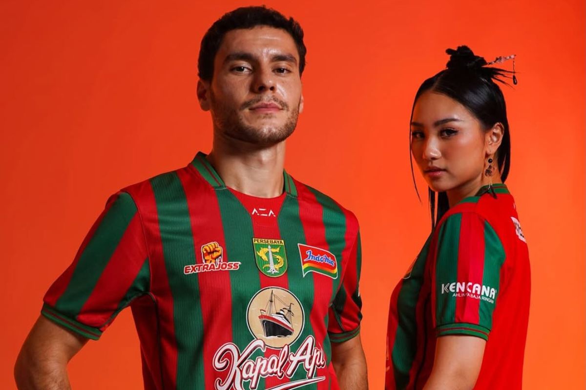 Pedro Matos bersama jersey keempat Persebaya Surabaya. (Persebaya) - Image