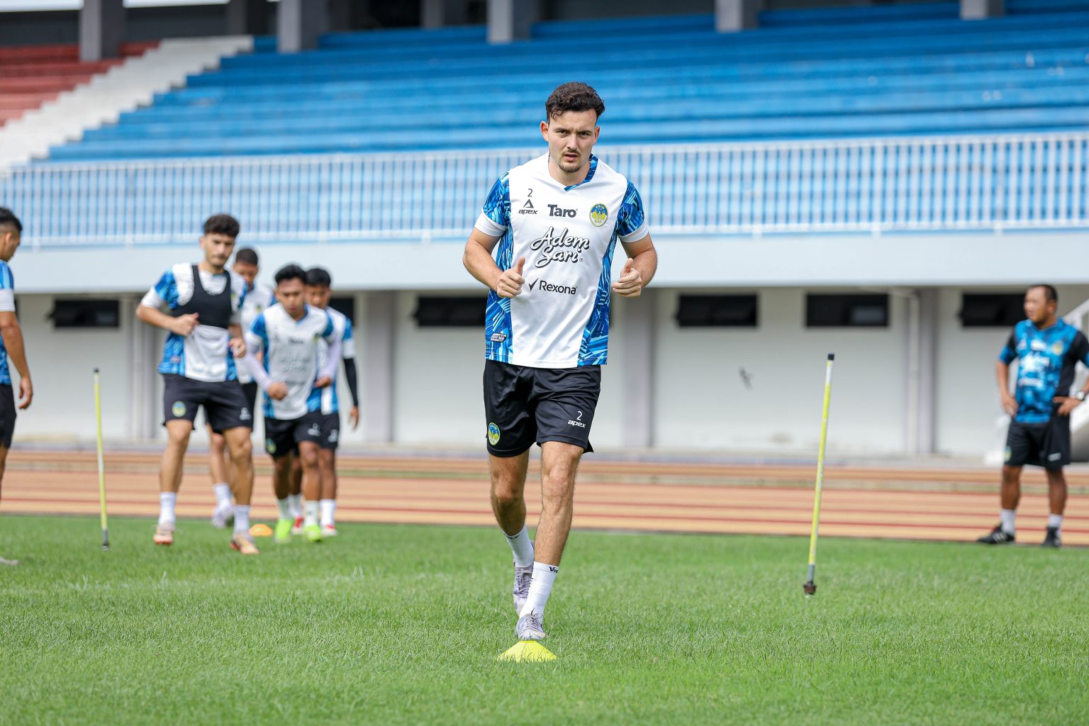 PSIM Jogjakarta melakukan sesi latihan. (Istimewa) - Image