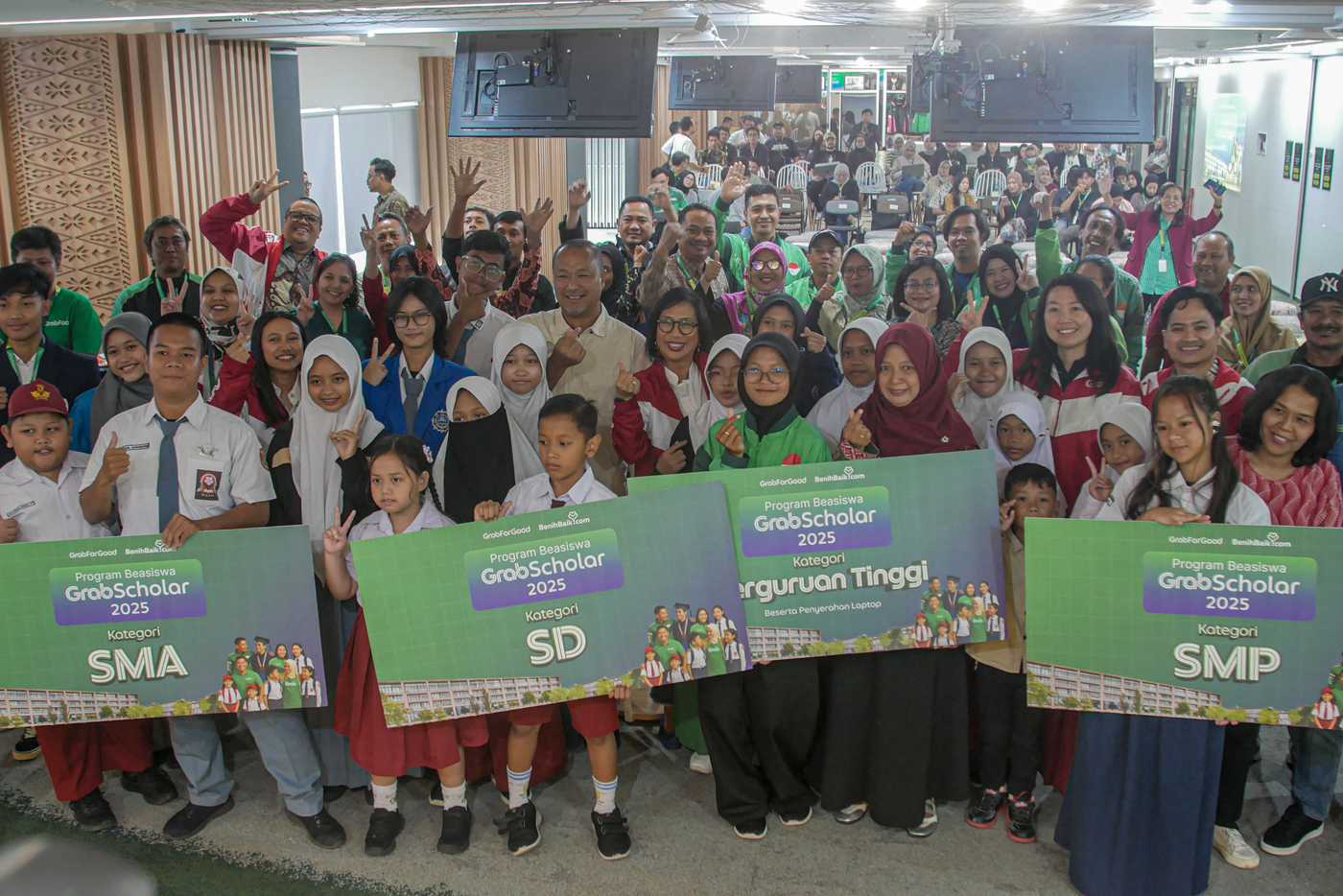Foto bersama dengan para penerima program beasiswa GrabScholar di acara GrabScholar Awarding Ceremon