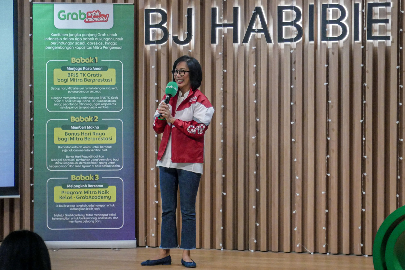 Chief Executive Officer Grab Indonesia Neneng Goenadi menyampaikan sambutannya di depan para penerim