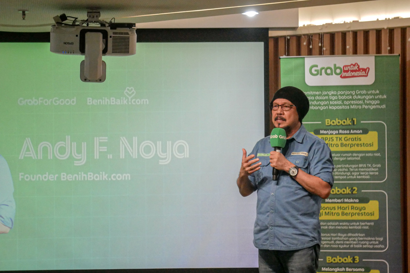 Founder BenihBaik.com Andy F. Noya menyampaikan sambutannya di depan para penerima program beasiswa