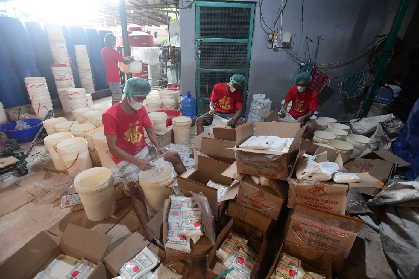 Pekerja  menyelesaikan pembuatan kue keranjang di Pabrik Kue Hoki di kawasan Sawangan, Depok, Jawa B