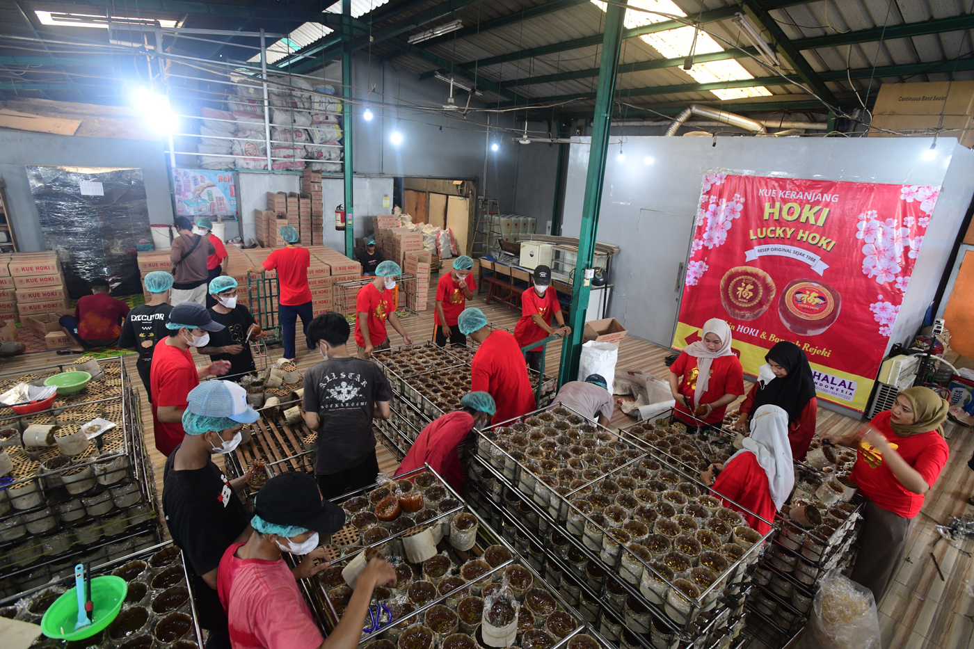 Pekerja  menyelesaikan pembuatan kue keranjang di Pabrik Kue Hoki di kawasan Sawangan, Depok, Jawa B