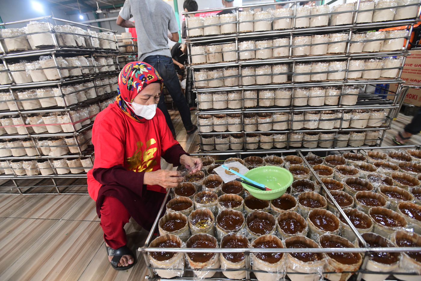Pekerja  menyelesaikan pembuatan kue keranjang di Pabrik Kue Hoki di kawasan Sawangan, Depok, Jawa B