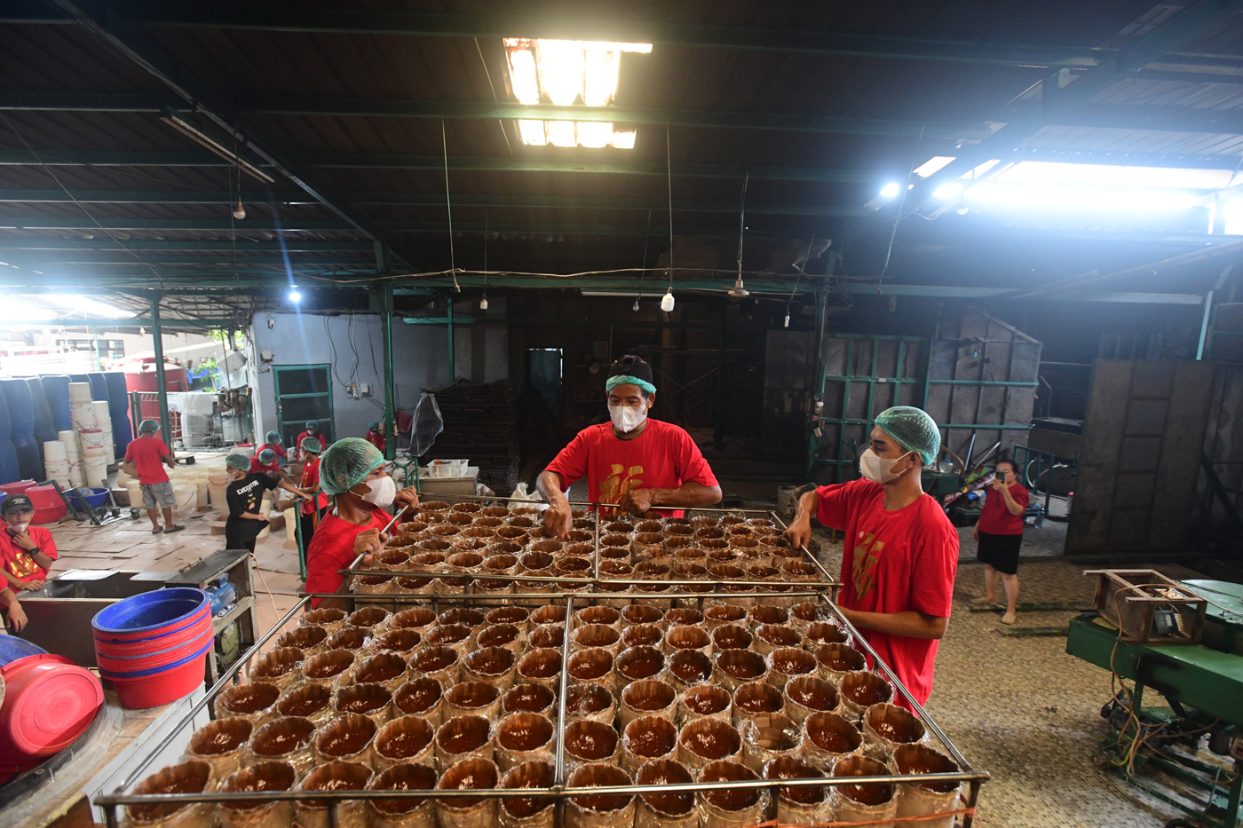 Pekerja  menyelesaikan pembuatan kue keranjang di Pabrik Kue Hoki di kawasan Sawangan, Depok, Jawa B
