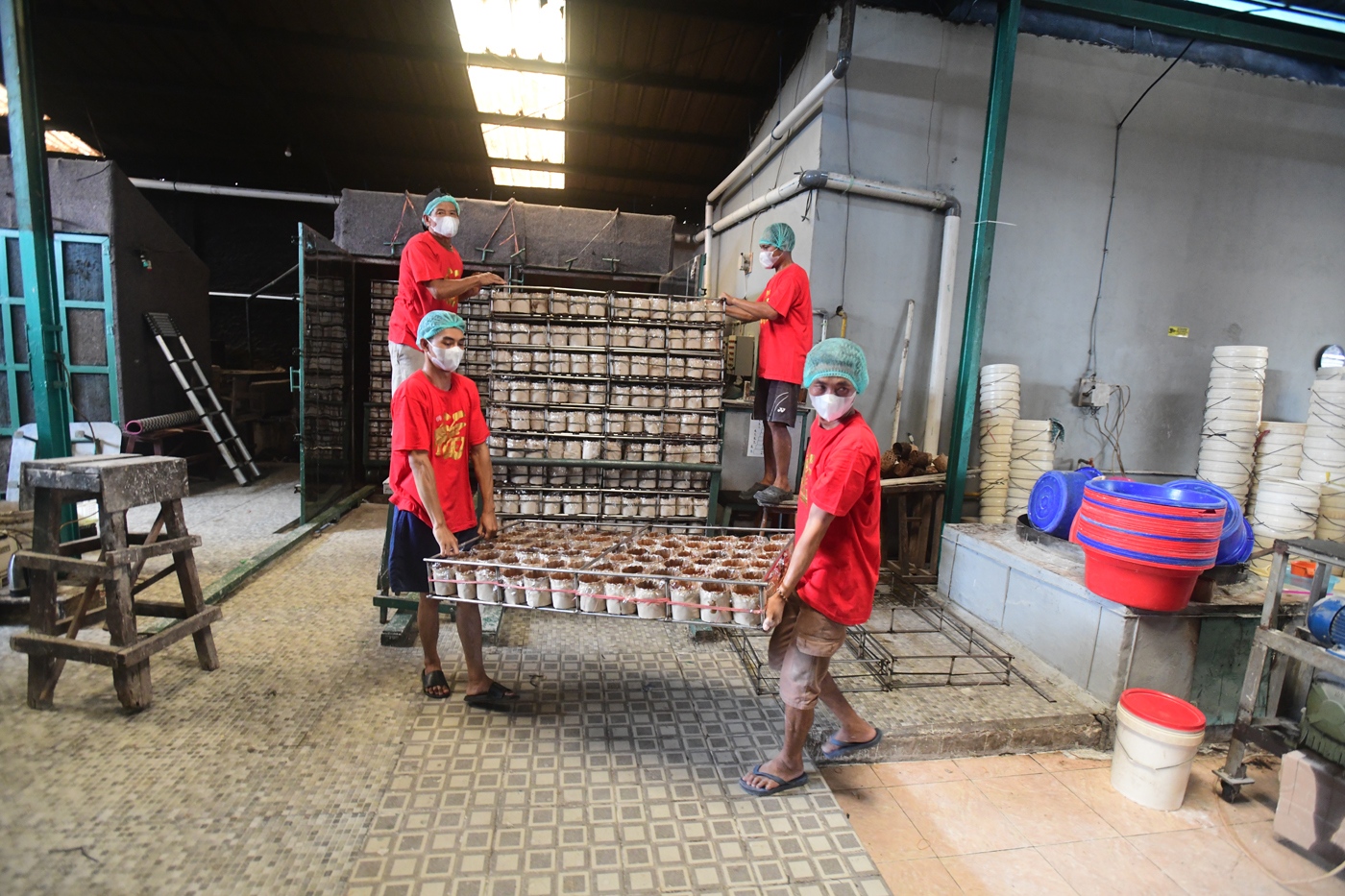 Pekerja  menyelesaikan pembuatan kue keranjang di Pabrik Kue Hoki di kawasan Sawangan, Depok, Jawa B