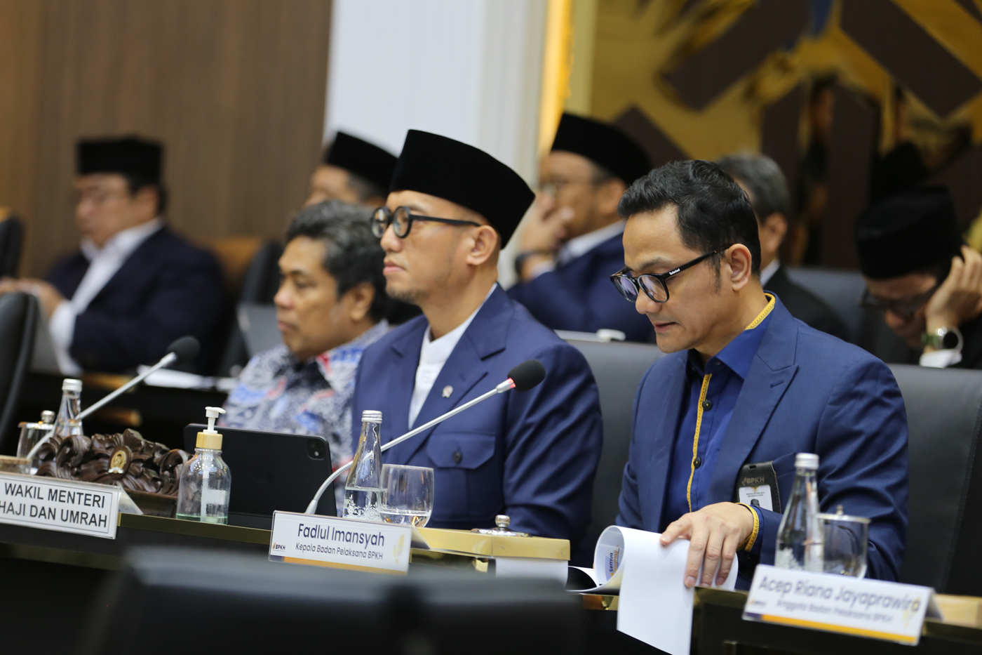 Wakil Menteri Haji Dahnil Anzar Simanjuntak (tengah), Ketua Dewan Pengawas Badan Pengelola Keuangan