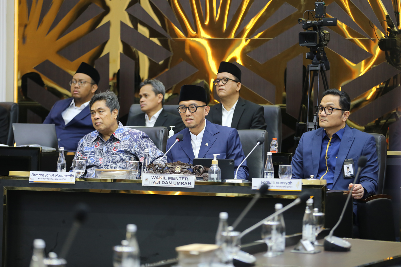 Wakil Menteri Haji Dahnil Anzar Simanjuntak (tengah), Ketua Dewan Pengawas Badan Pengelola Keuangan