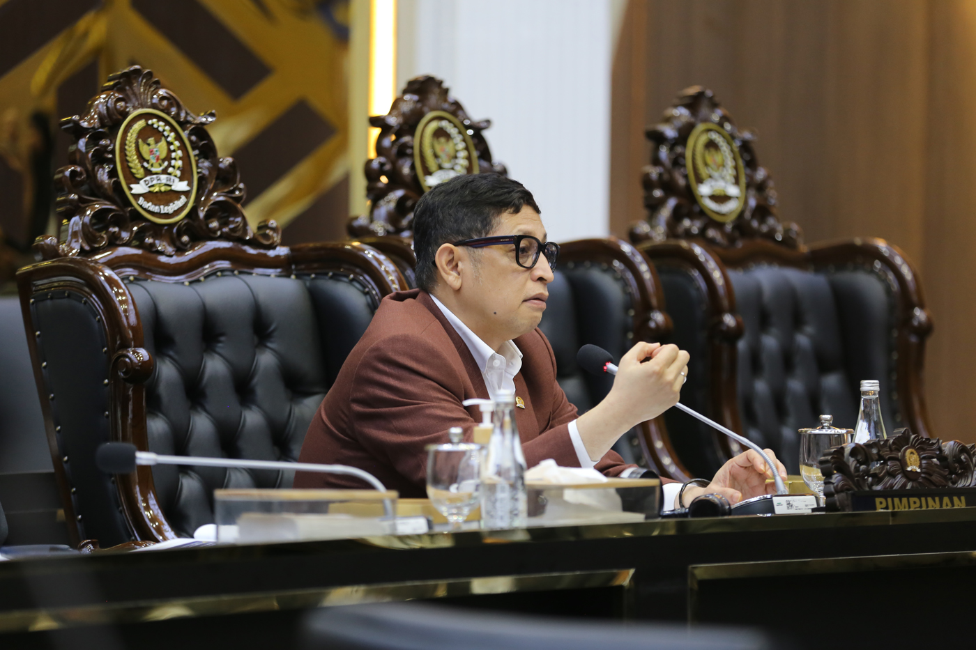 Ketua Badan Legislasi (Baleg) DPR Bob Hasan membuka rapat kerja bersama Kementerian Haji dan Umrah d