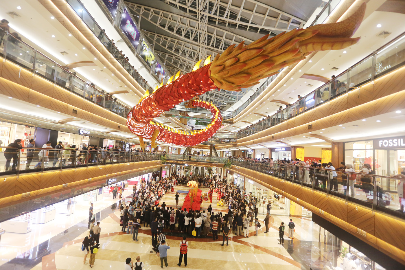 Penari barongsai menyapa pengunjung di Pondok Indah Mall, Jakarta, Kamis (12/2/2026). (Dery Ridwansa