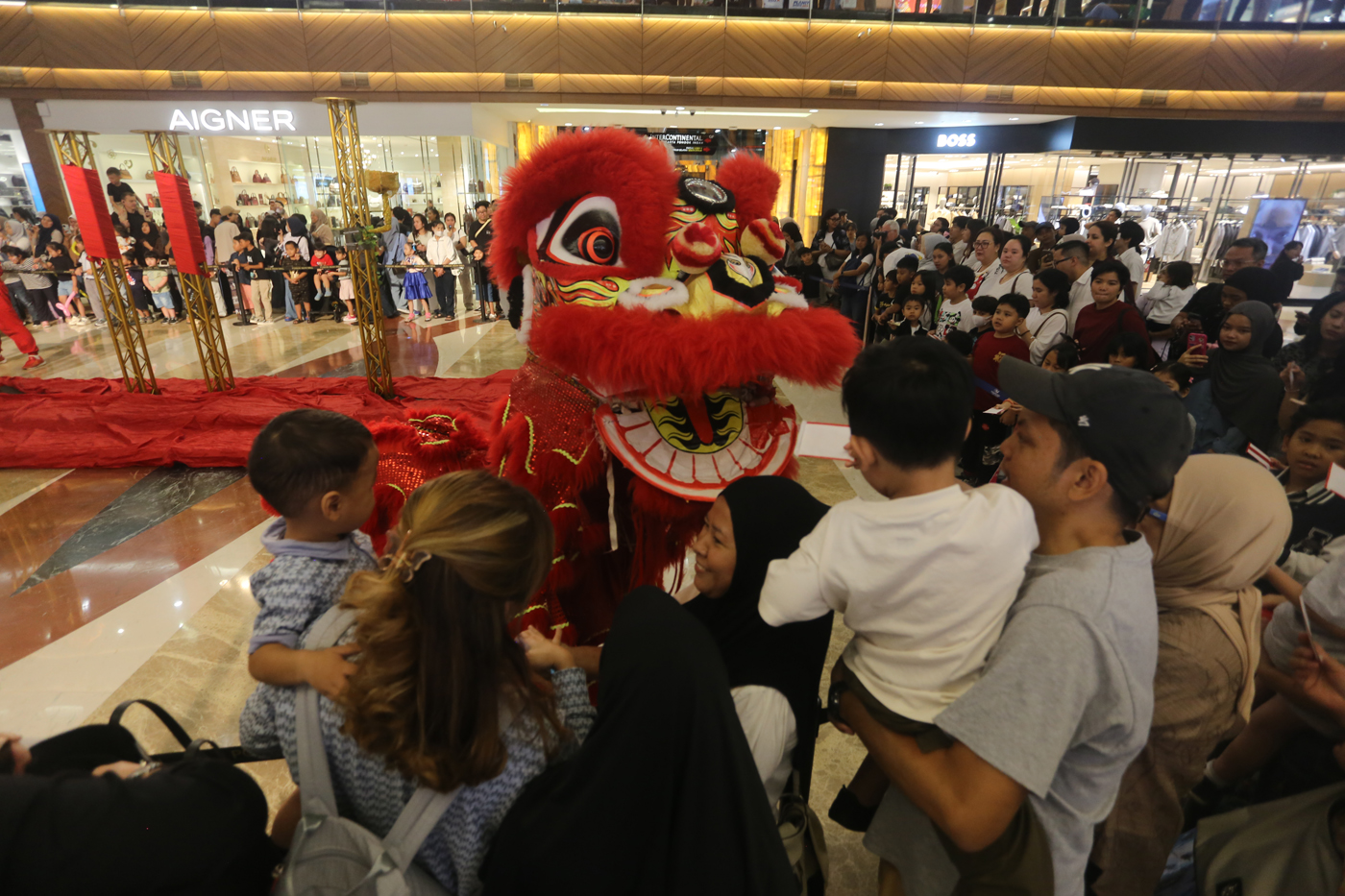 Penari barongsai menyapa pengunjung di Pondok Indah Mall, Jakarta, Kamis (12/2/2026). (Dery Ridwansa