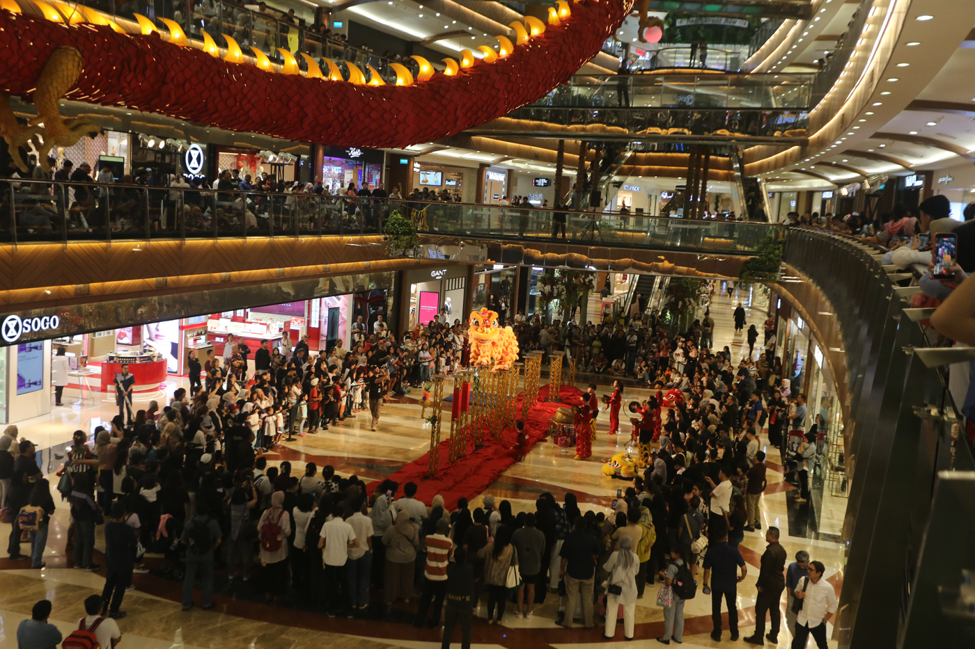 Penari barongsai menyapa pengunjung di Pondok Indah Mall, Jakarta, Kamis (12/2/2026). (Dery Ridwansa