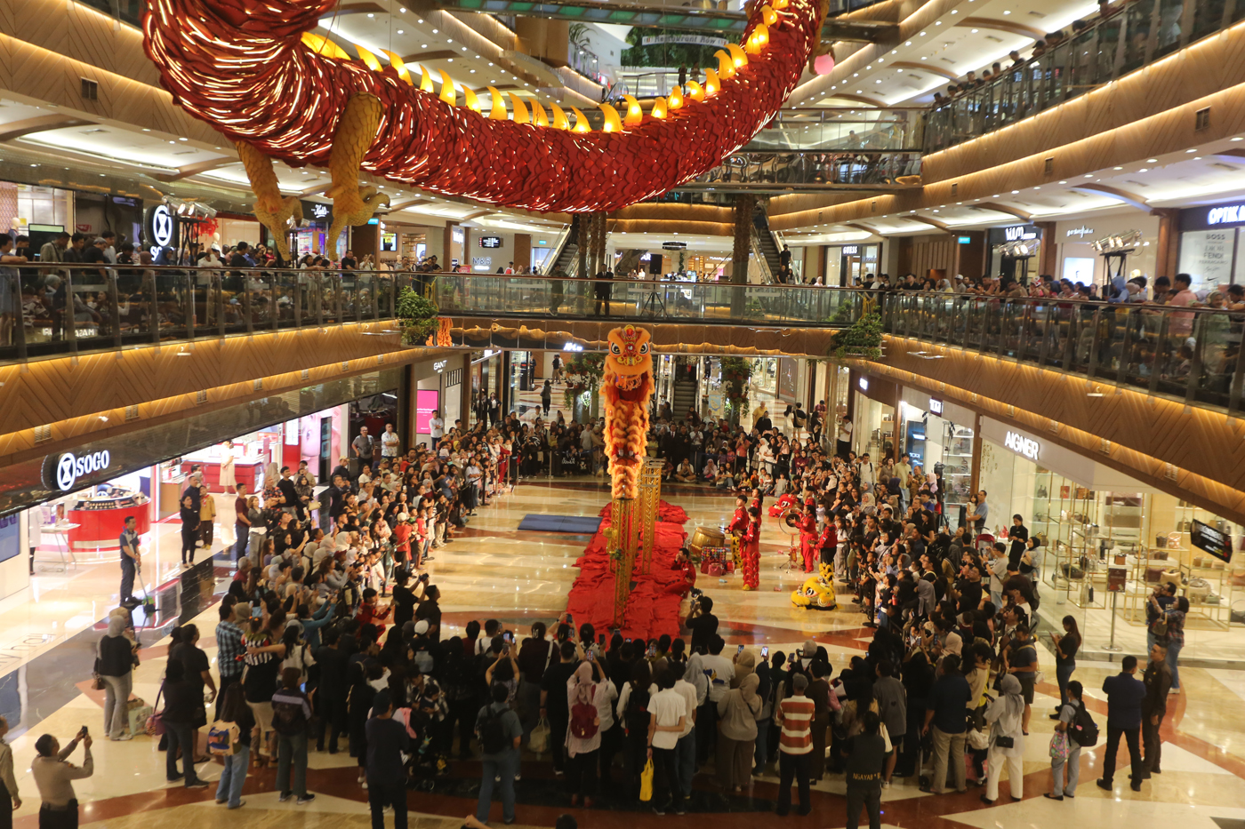 Penari barongsai menyapa pengunjung di Pondok Indah Mall, Jakarta, Kamis (12/2/2026). (Dery Ridwansa