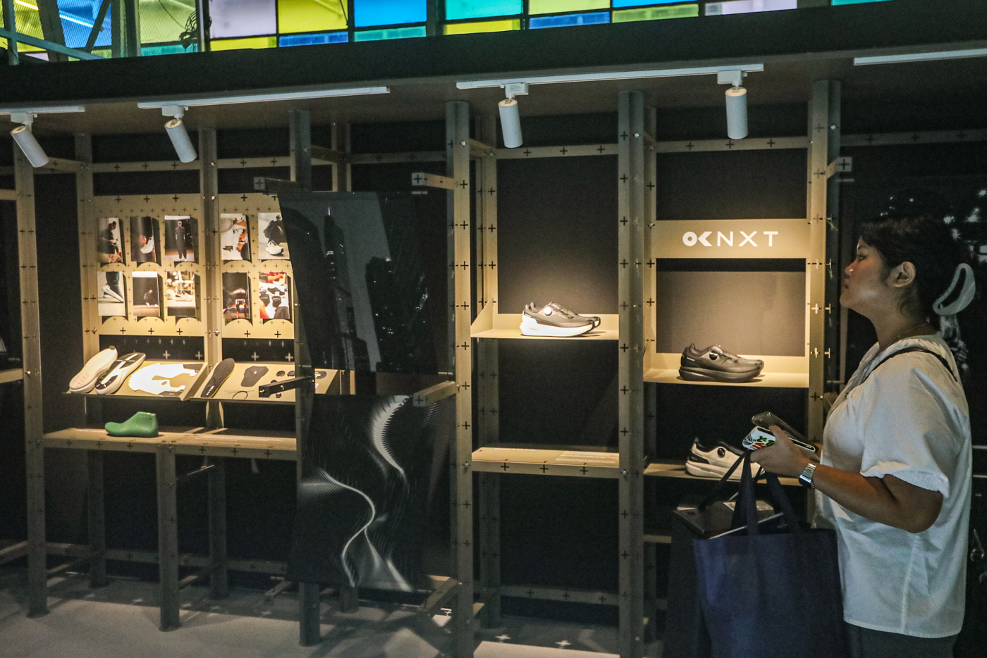 Pengung melihat display sepatu acara peluncuran Kanky NXT di Jakarta, Kamis (12/2/2026). (Salman Toy
