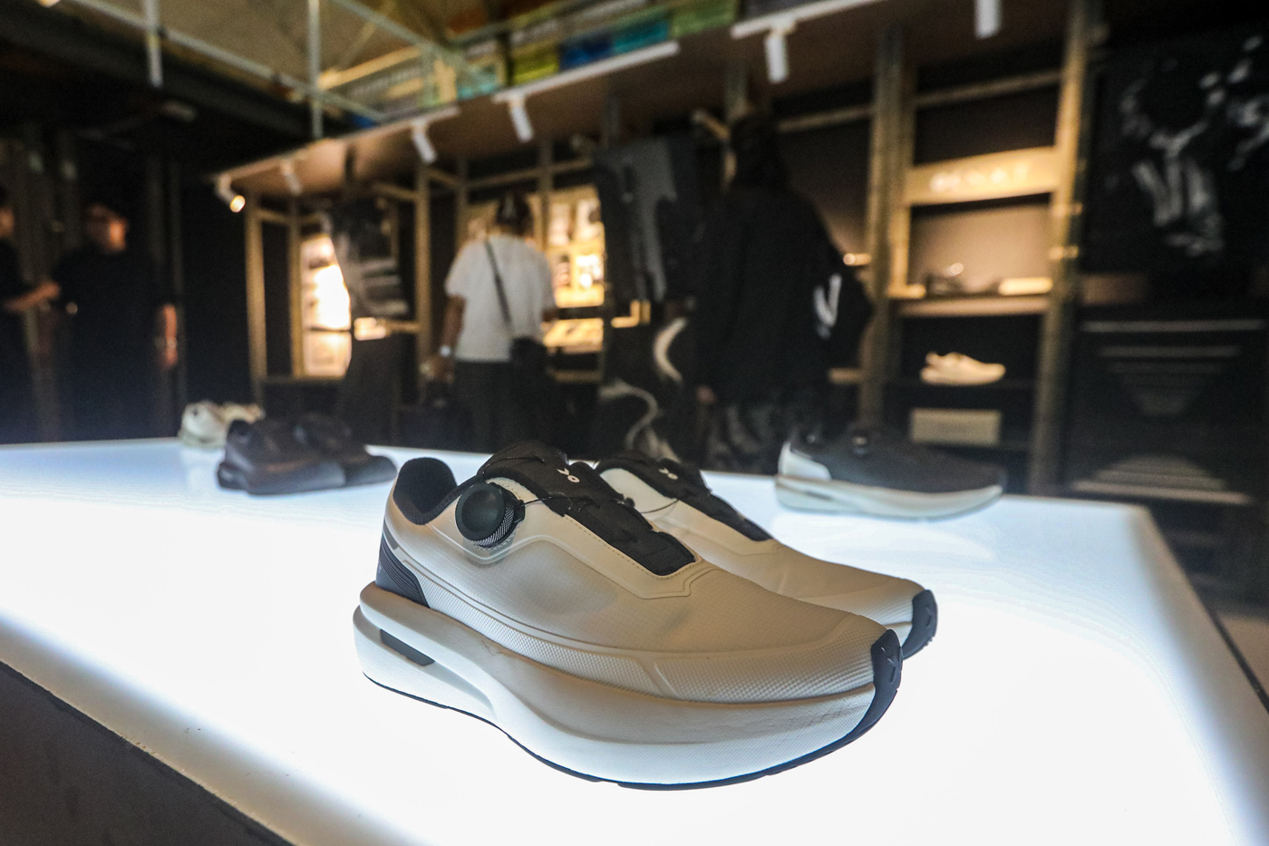 Pengung melihat display sepatu acara peluncuran Kanky NXT di Jakarta, Kamis (12/2/2026). (Salman Toy