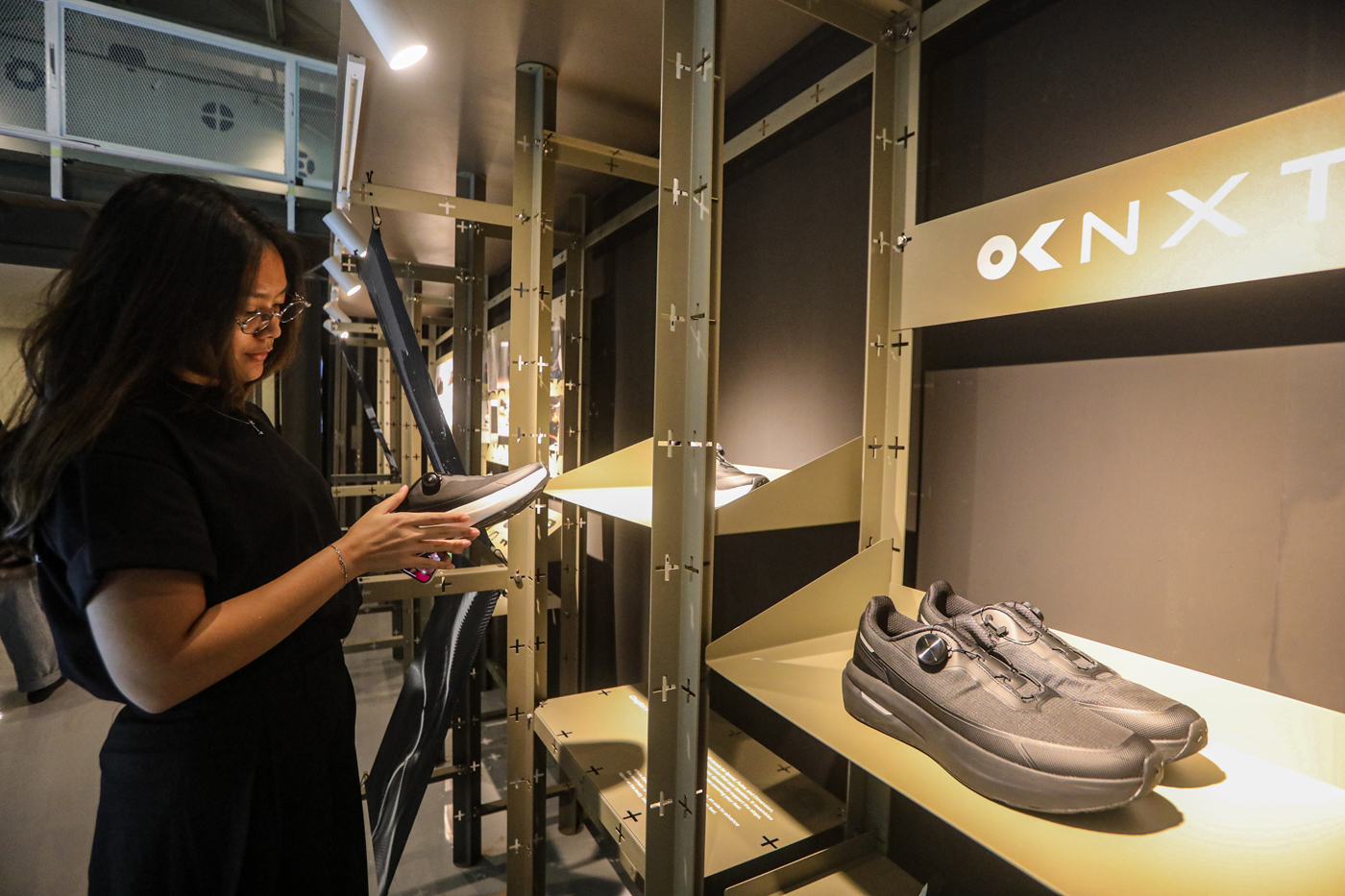 Pengung melihat display sepatu acara peluncuran Kanky NXT di Jakarta, Kamis (12/2/2026). (Salman Toy